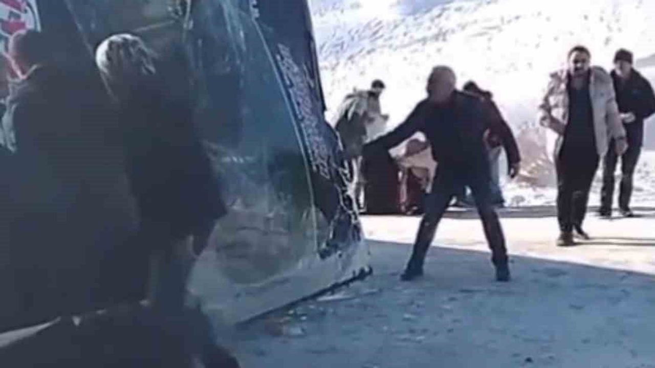 Ardahan'dan Gelen Otobüs Susuz'da Devrildi — 17 Yaralı