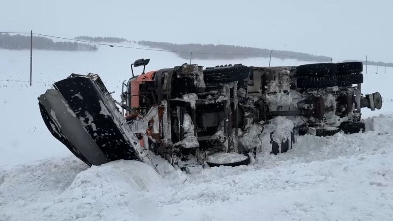 Ardahan-Kars Karayolunda Kar Küreme Aracı Devrildi