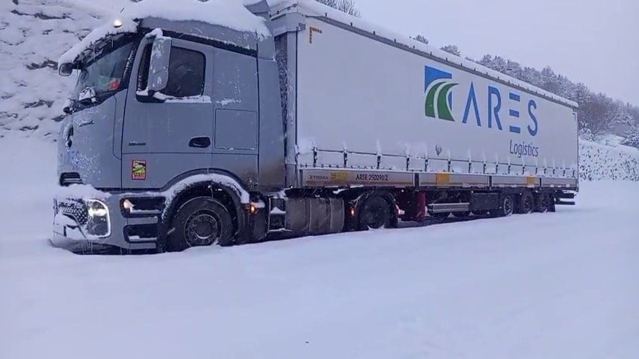Ardahan Posof Ilgar'da 20 Tır Mahsur Kaldı