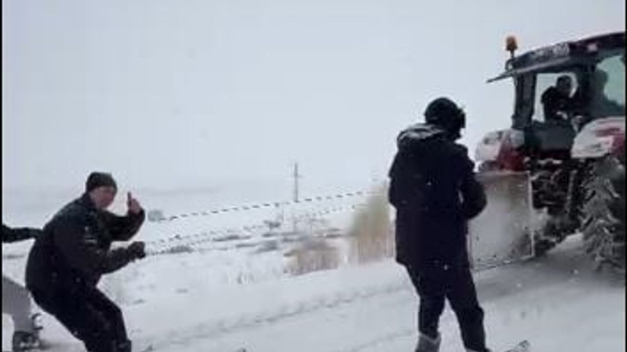 Ardahan Tepeler Köyü'nde Gençler Traktörle Kayak Keyfi