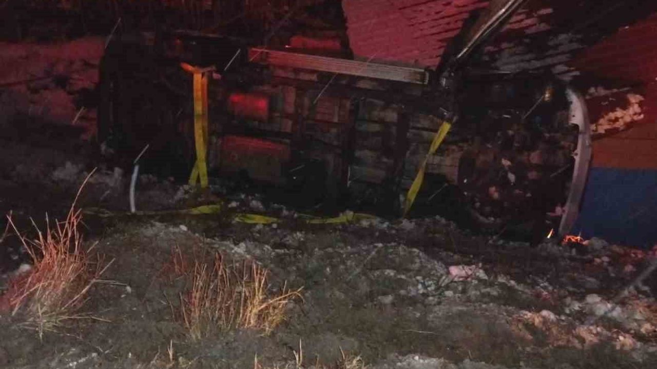 Ardanuç’ta Uçuruma Yuvarlanan Sürücünün Kalbi Durdu — Doktor Sedye Üzerinde Kalp Masajı Yaptı