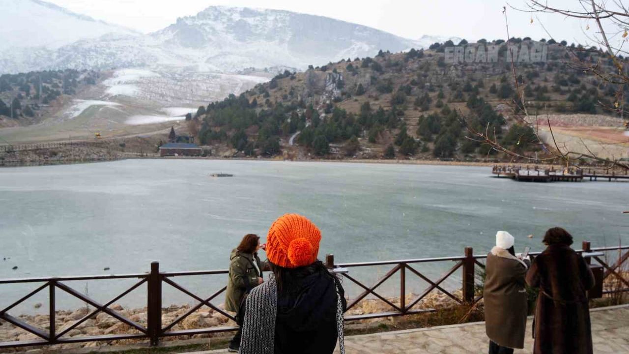 Ardıçlı Gölü Buzla Kaplandı: Erzincan'da Kartpostallık Kış Manzaraları