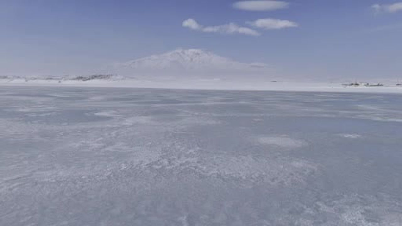 Arin Gölü Kısmen Dondu: Bitlis'in Kuş Cenneti Buzlandı