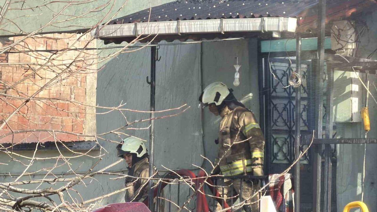 Arnavutköy’de Boş Binanın Çatısı Alevlere Teslim Oldu