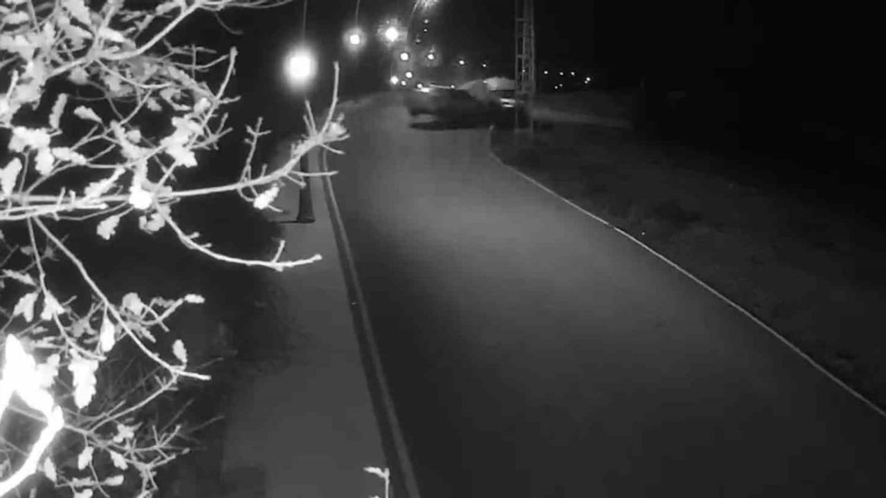 Arnavutköy'de Ehliyetsiz Sürücü Polisten Kaçarken Kaza Kamerada: 4 Yaralı