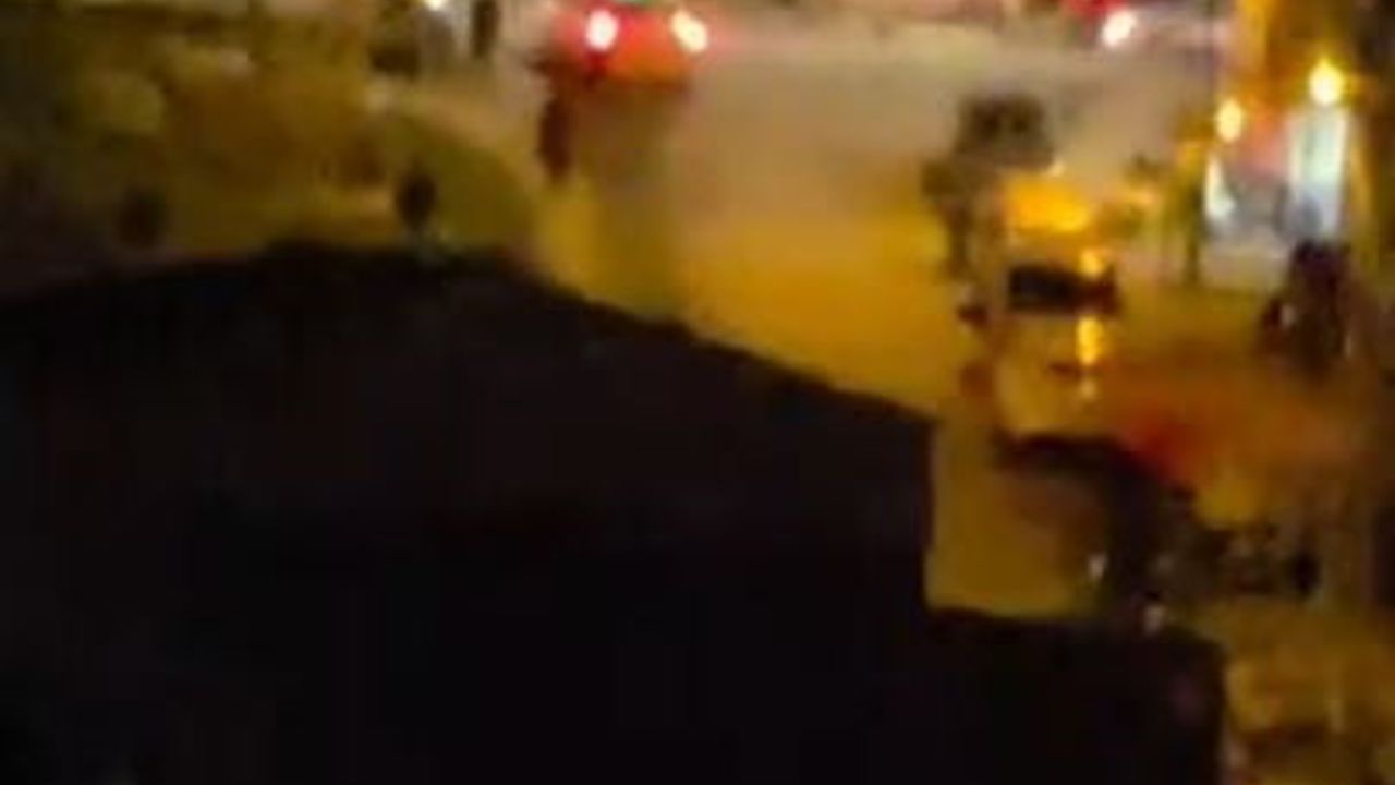 Arnavutköy'de Elektrik Kabloları Patladı: 2 Araçta Hasar