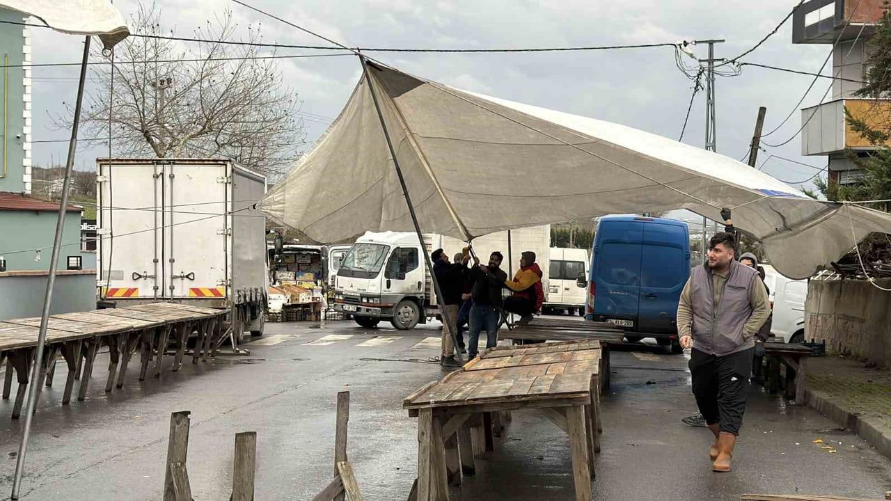 Arnavutköy'de Fırtına Pazarı Vurdu: Çadırlar Kurulamadı