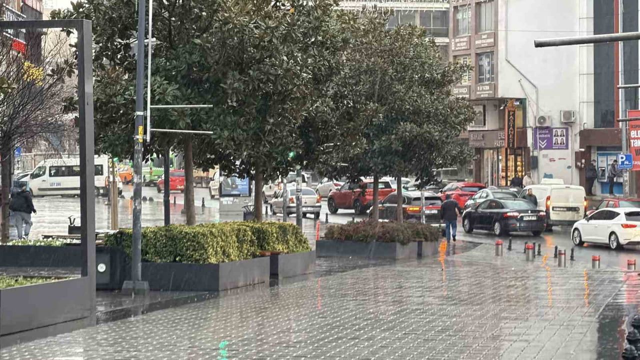 Arnavutköy’de Fırtına ve Kar Uyarısı Sonrası Yağış Başladı