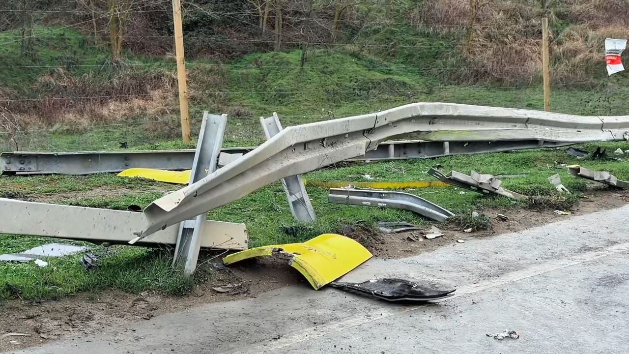 Arnavutköy'de İETT Otobüsü Bariyerlere Çarpıp Ters Döndü: 2 Yaralı