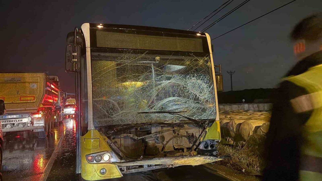Arnavutköy'de İETT Otobüsü ile Hafif Ticari Araç Çarpıştı: 2 Yaralı
