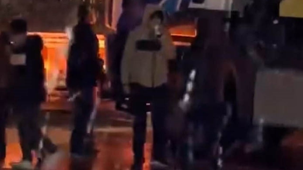 Arnavutköy'de Kar Küreme Şoförü Bünyamin Özkan Çocuklara Çay İkram Etti