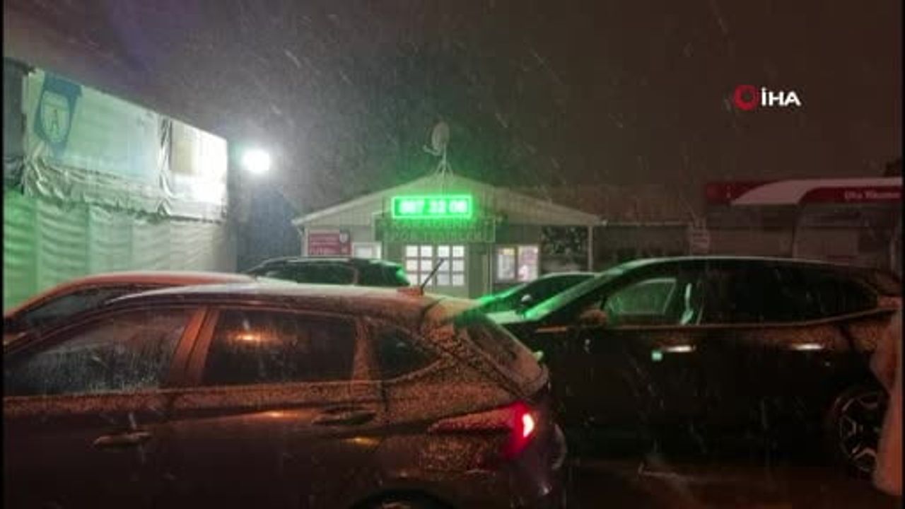 Arnavutköy'de Kar Yağışı Aralıklarla Devam Ediyor