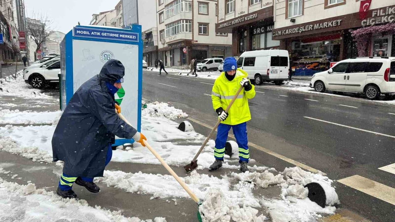 Arnavutköy'de Karla Mücadele 7/24: 120 Araç, 700 Personel