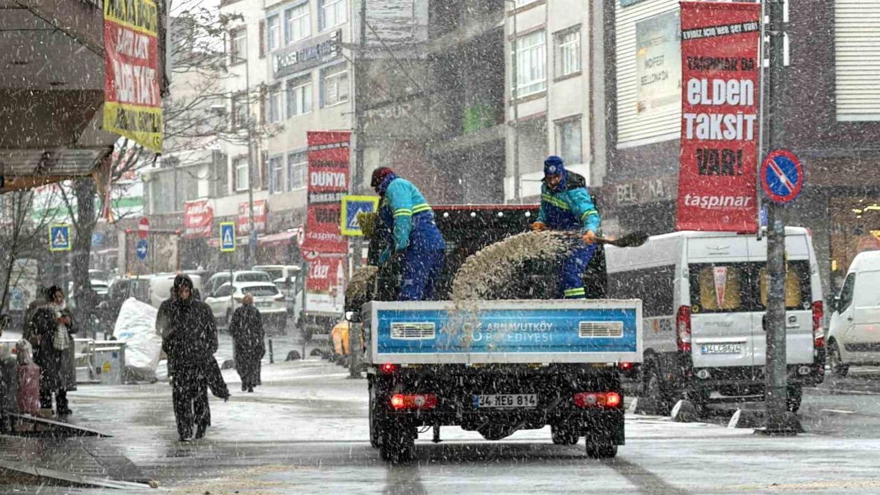 Arnavutköy'de Lapa Lapa Kar Yağışı: Belediye Tuzlama Çalışması