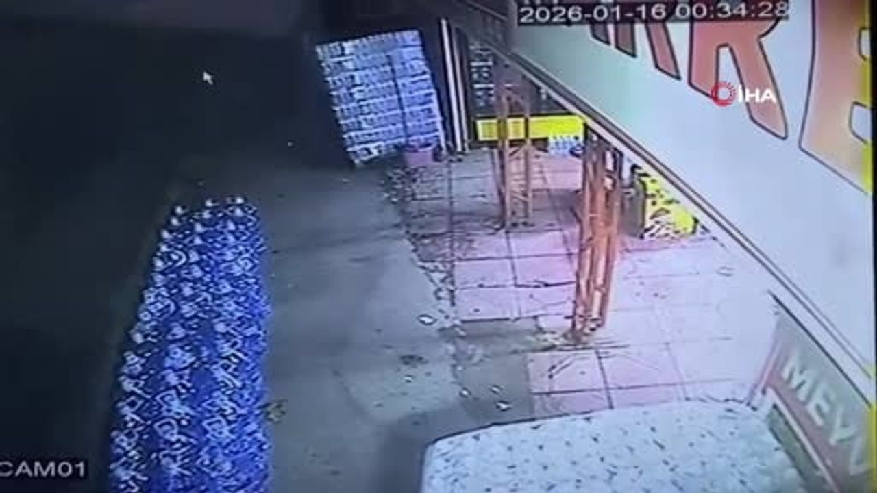 Arnavutköy'de Minibüs Markete Daldı: Kaza Kamerada