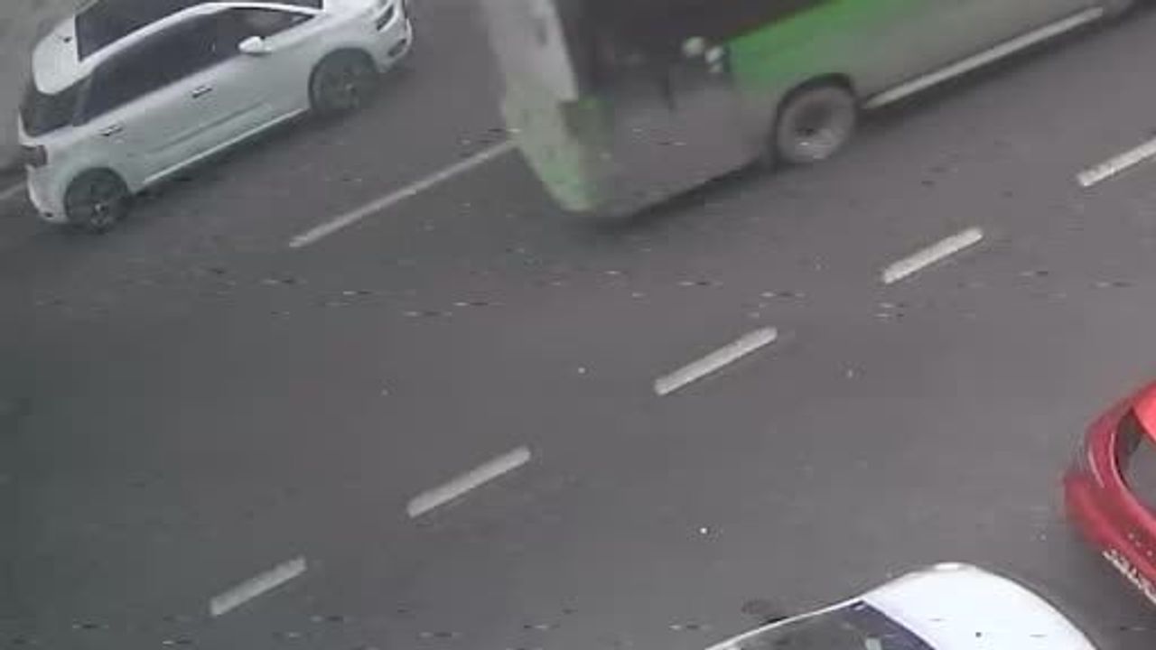 Arnavutköy'de Ön Kaldıran Motosiklet Park Halindeki Araca Çarpıp Kaçtı