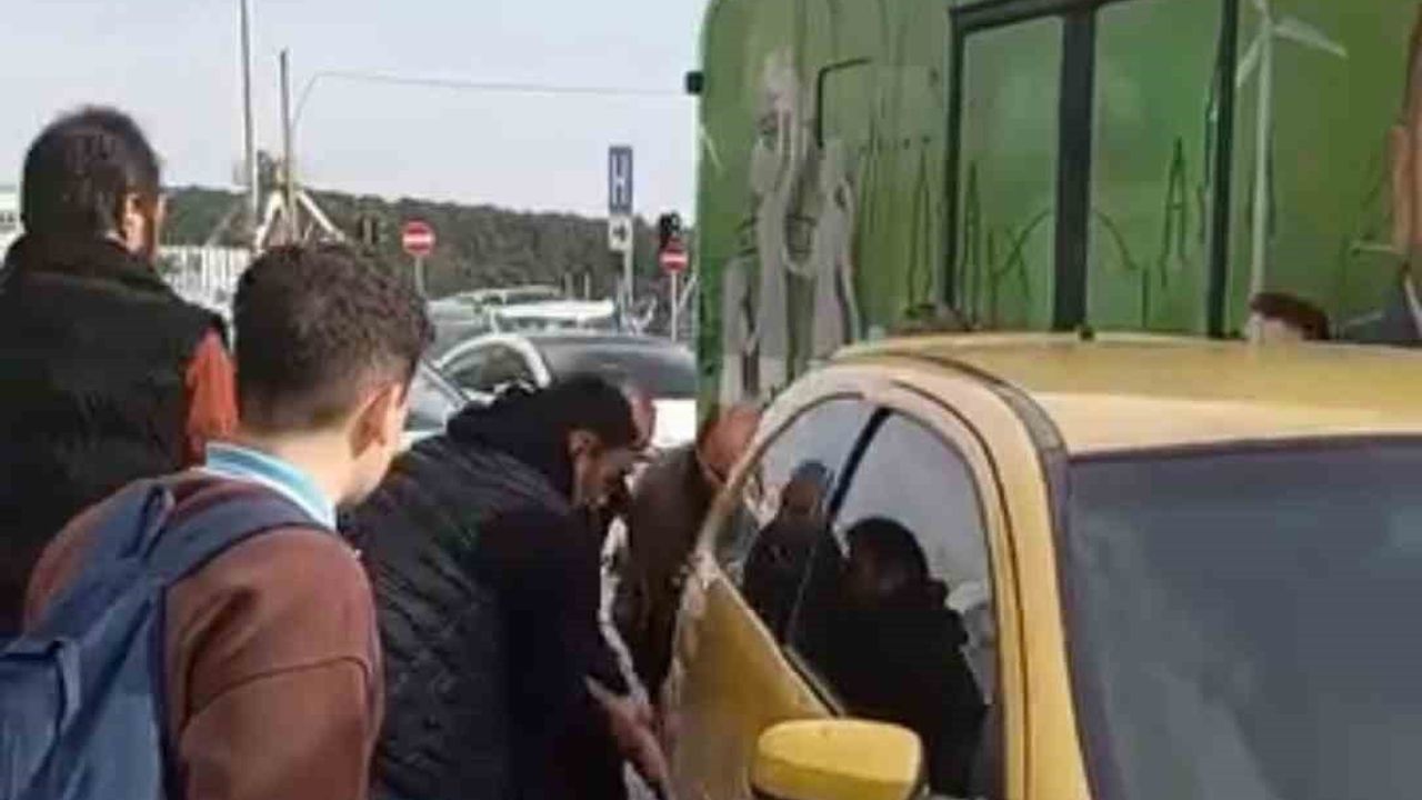 Arnavutköy'de Otobüsün Yolunu Açmak İçin Arabayı Ellerle Kaldırdılar