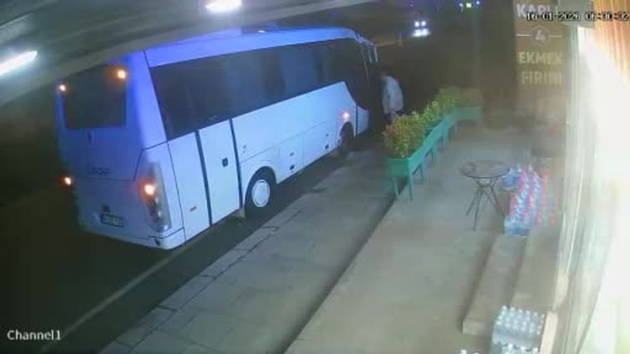 Arnavutköy'de Otomobil Park Halindeki Servis Midibüse Çarptı