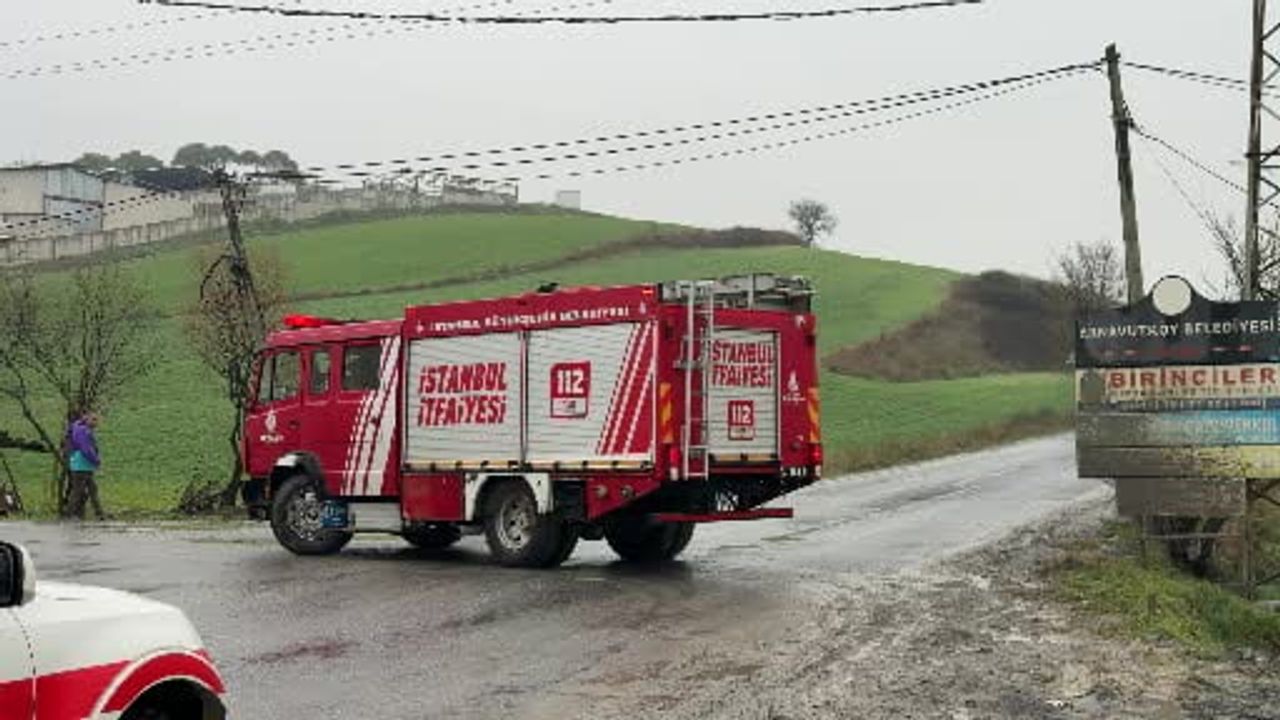 Arnavutköy'de Otomobil Su Kanalına Uçtu: Sürücü Hafif Yaralı