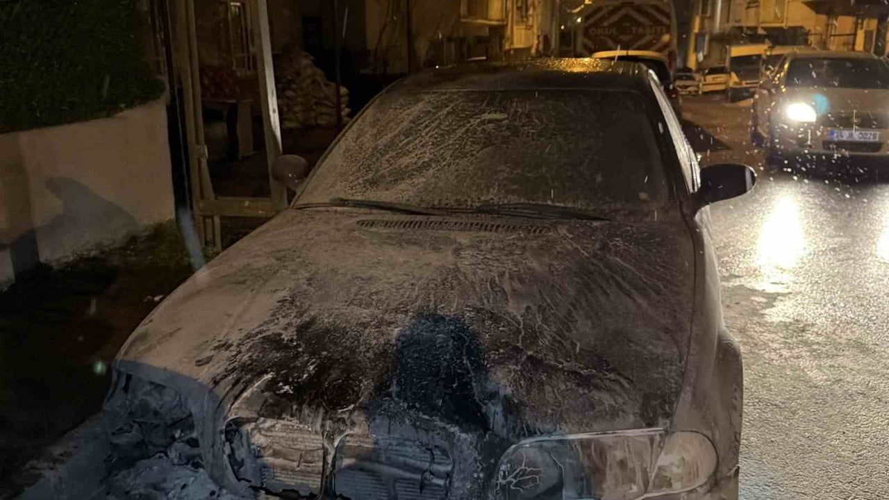 Arnavutköy'de Park Halindeki Otomobil Alev Aldı: 2 Araç Kullanılamaz