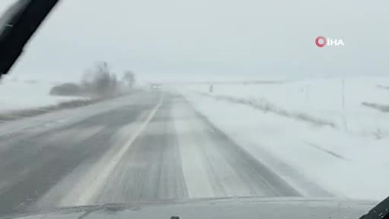 Arnavutköy'de PTT aracı çayırlığa uçtu — Kaza anı kamerada