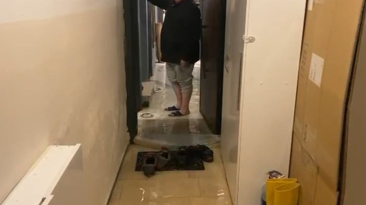 Arnavutköy'de Sağanak: Ev ve İş Yerlerini Su Bastı