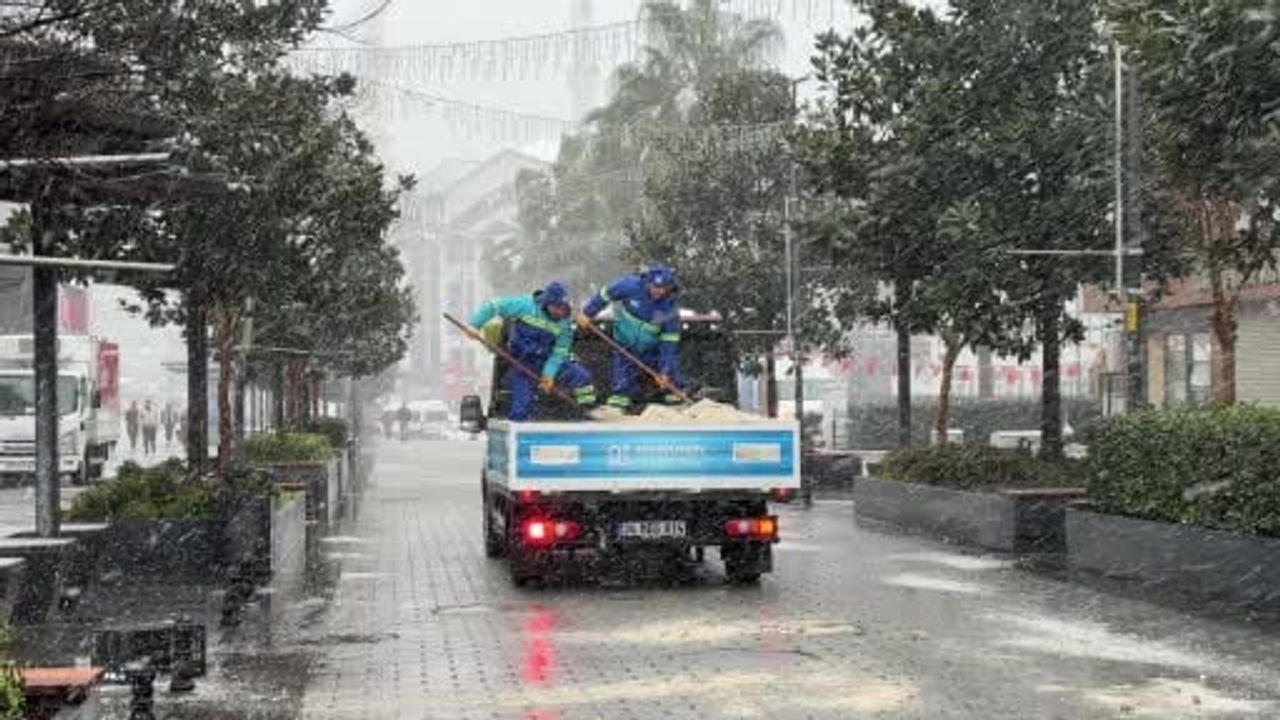 Arnavutköy'de Tuzlama Çalışmaları Devam Ediyor