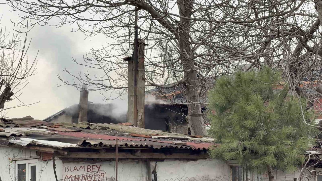 Arnavutköy’de Yaşlı Adamın Gecekondusu Alev Alev Yandı