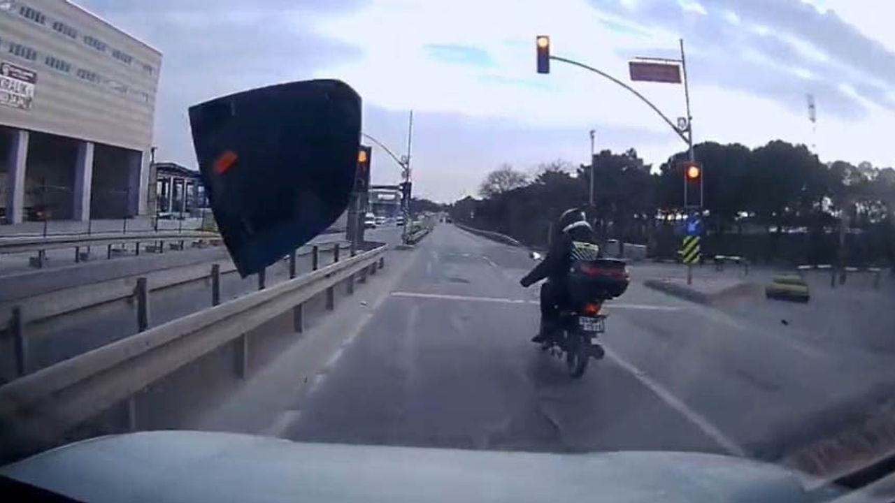 Arnavutköy'de Yol Tartışması Kamerada: Kırmızı Işıkta Aynayı Kırdı