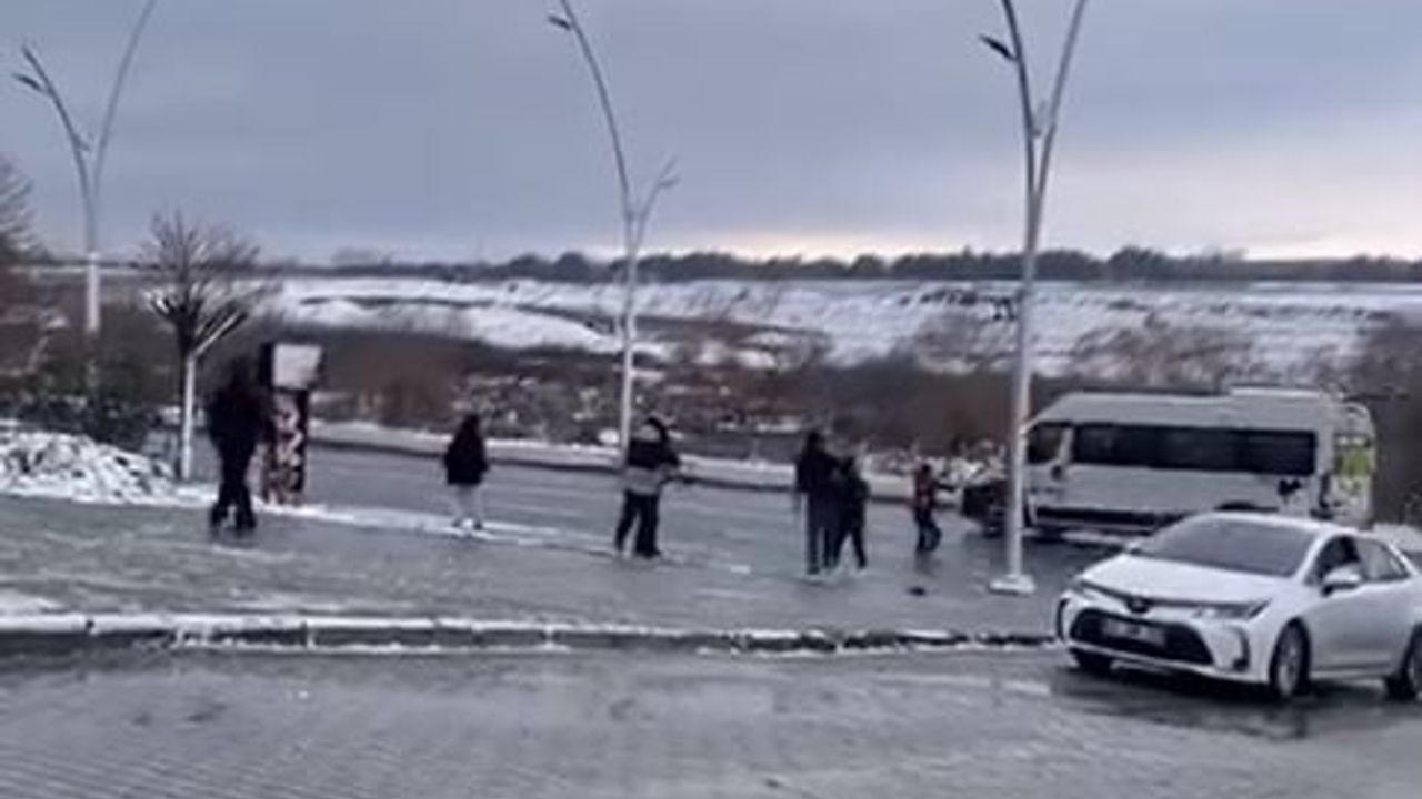 Arnavutköy Hadımköy'de Kartopu Olayı: Sürücü Çocukları Kovalamaya Başladı