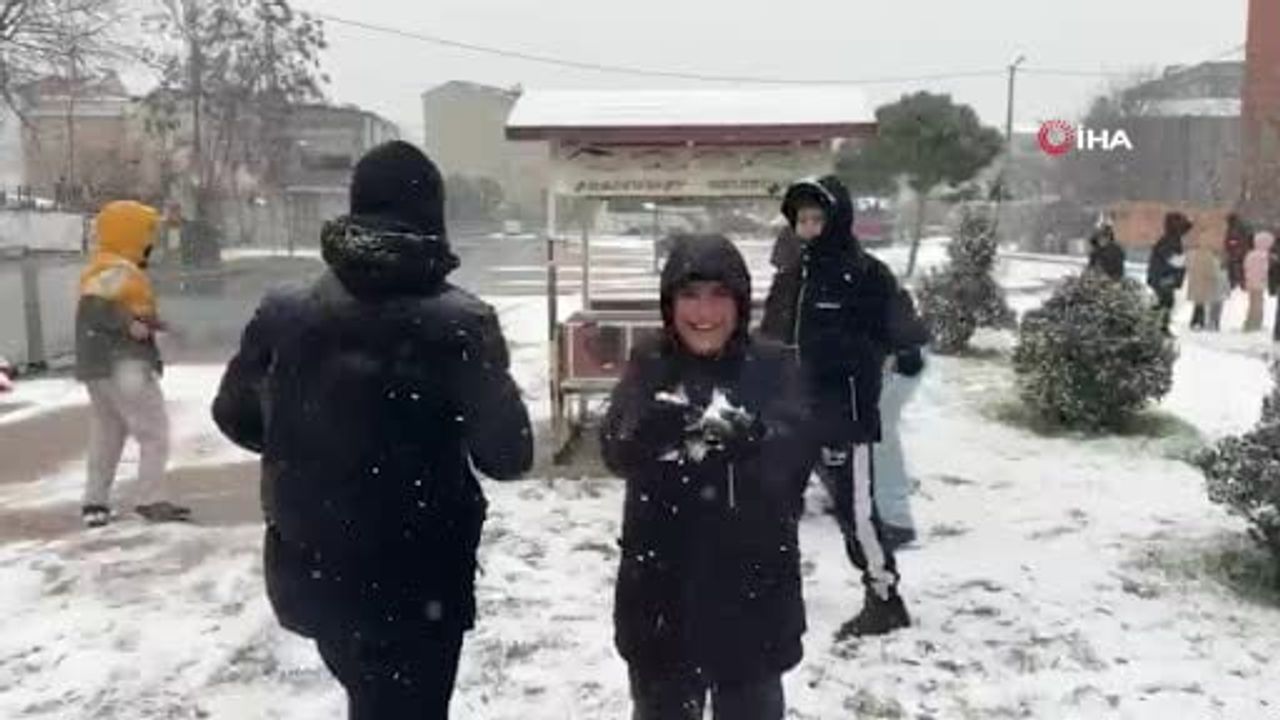 Arnavutköy'te Kar Etkili: Çocuklar Beyazın Tadını Çıkardı