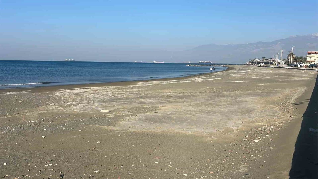 Arsuz'da 10 Metrelik Deniz Çekilmesi Endişe Yarattı