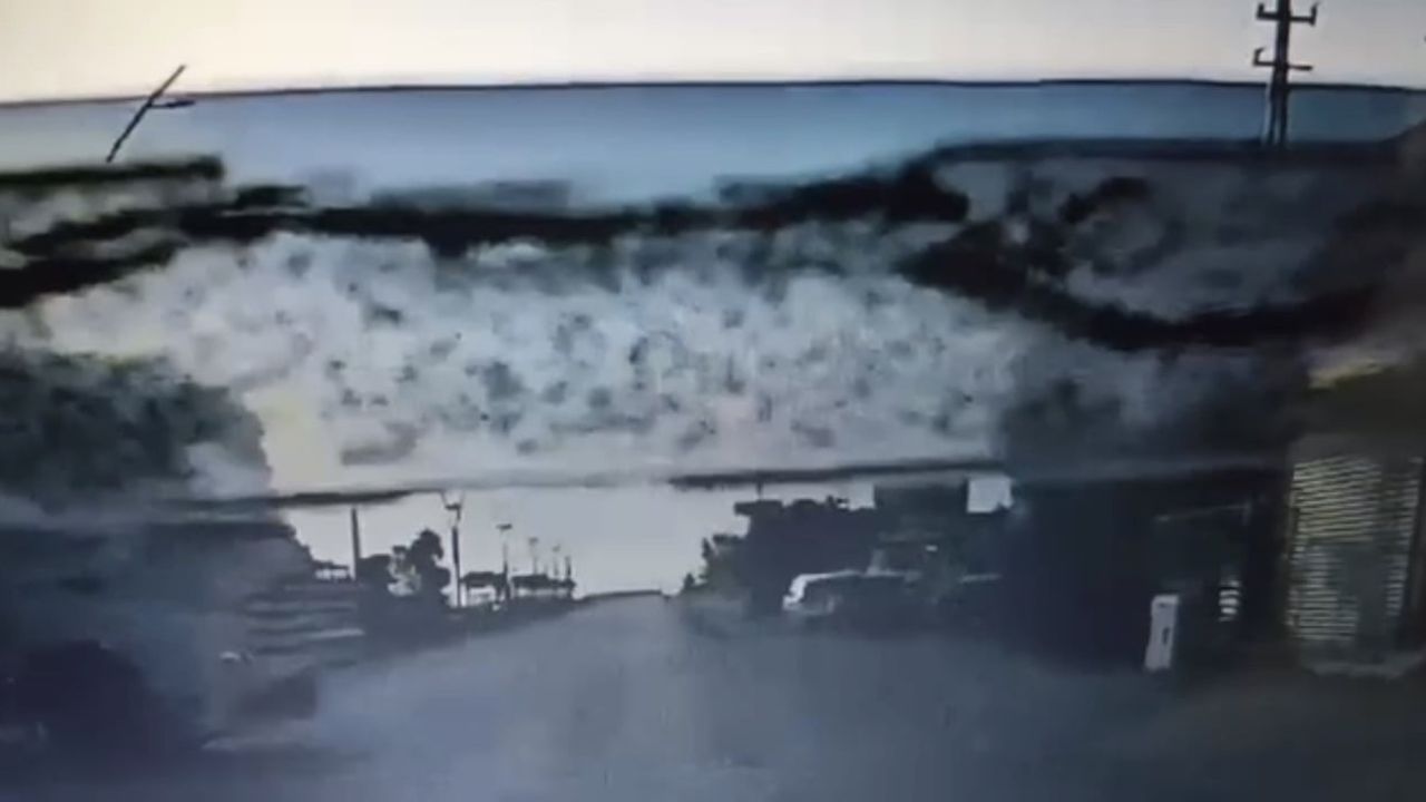 Arsuz’da 5 Araçlı Zincirleme Kaza: 18 Yaralı, Minibüsün Devrilme Anı Kamerada