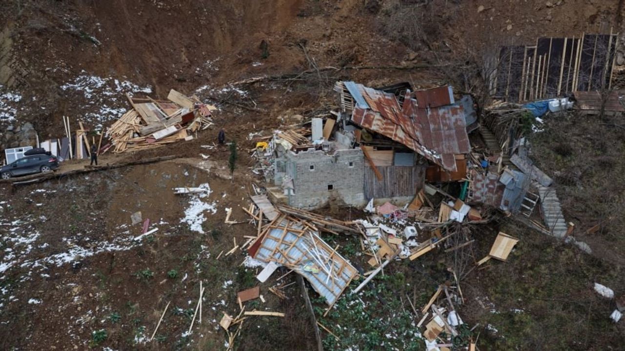 Artvin Borçka'da Heyelan: Ev ve Ahır Yıkıldı, Çiftçi Son Anda Kurtuldu