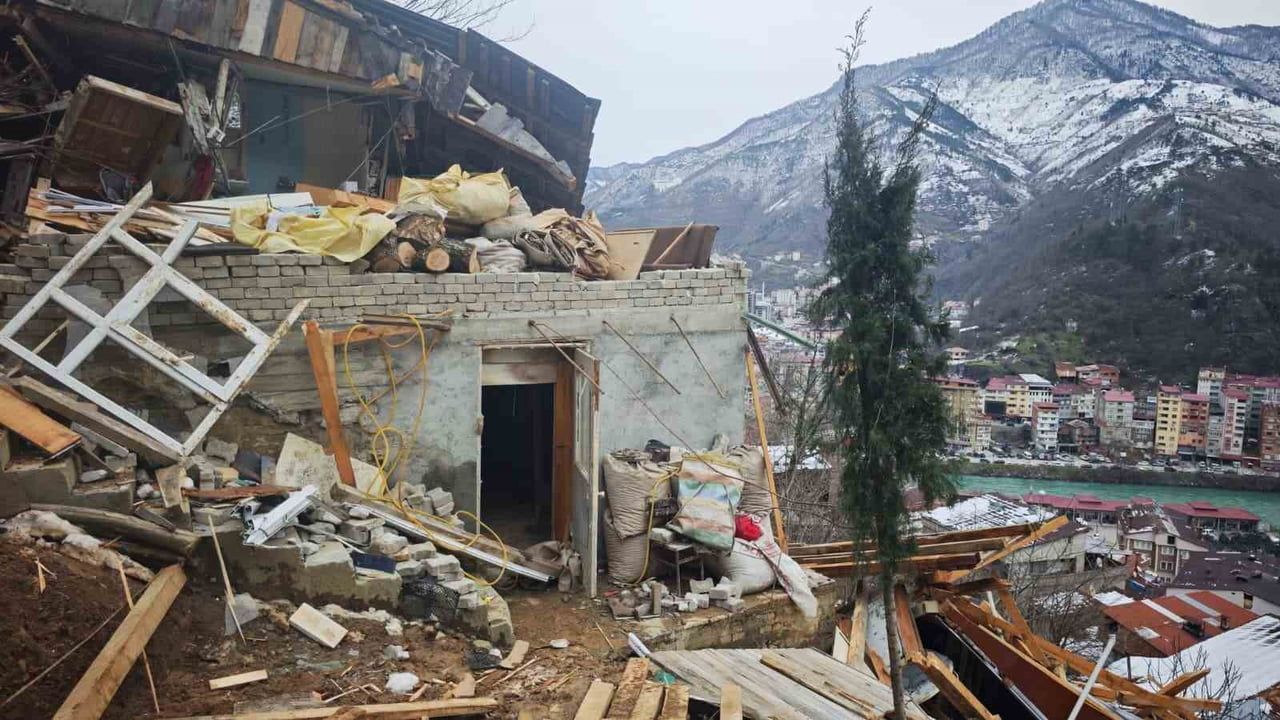 Artvin Borçka'da Kar Sonrası Heyelan: Gündoğdu Mahallesi'nde Ev ve Ahır Yıkıldı