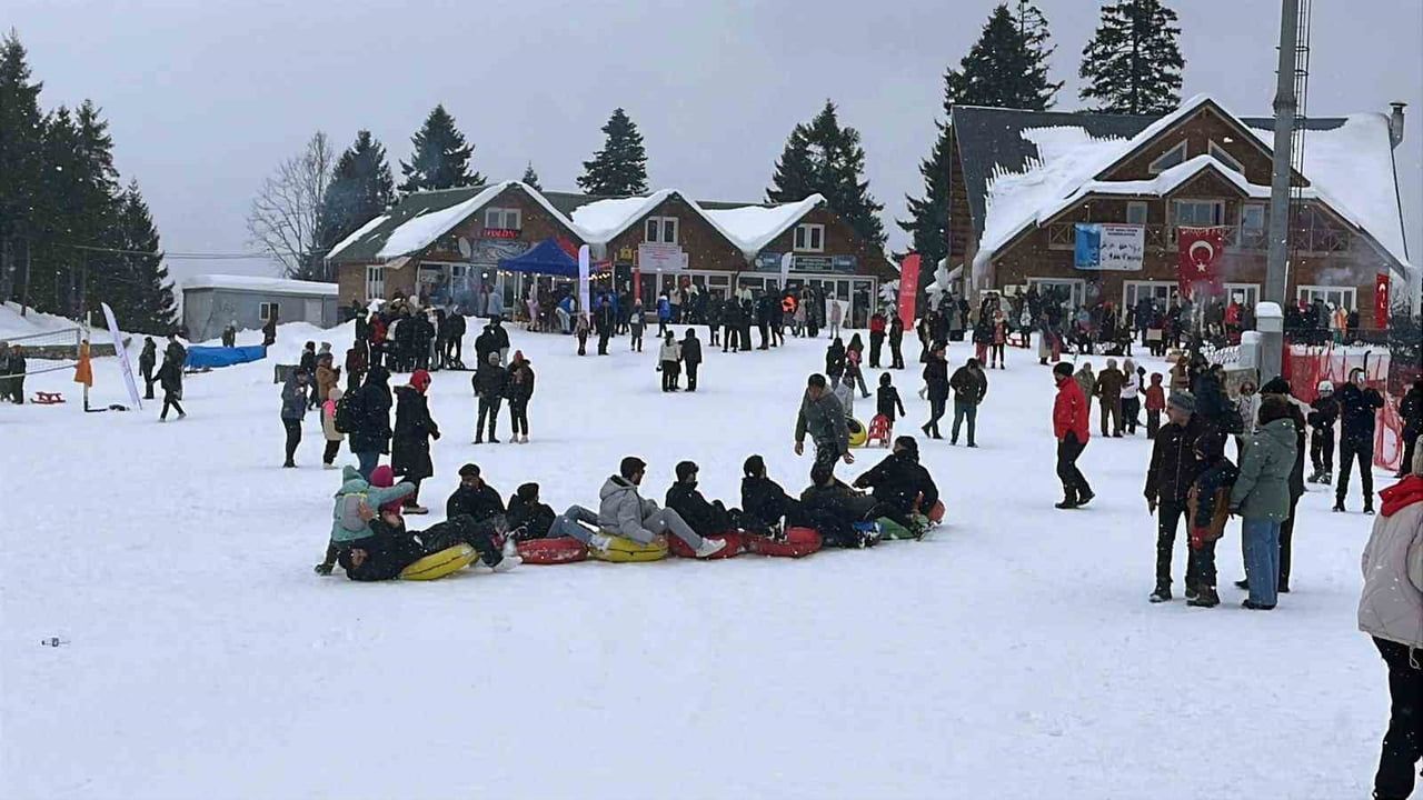 Artvin'de 8. Kar Şenliği: Atabarı Kayak Merkezi'nde Horon ve Bayraklı Kayak