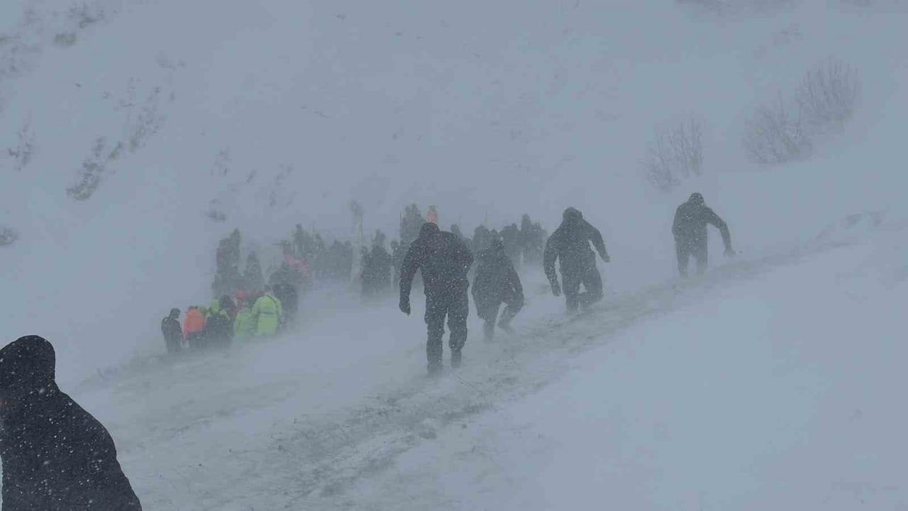 Artvin'de Çığ Aramalarına Gece ve Tipi Nedeniyle Ara Verildi