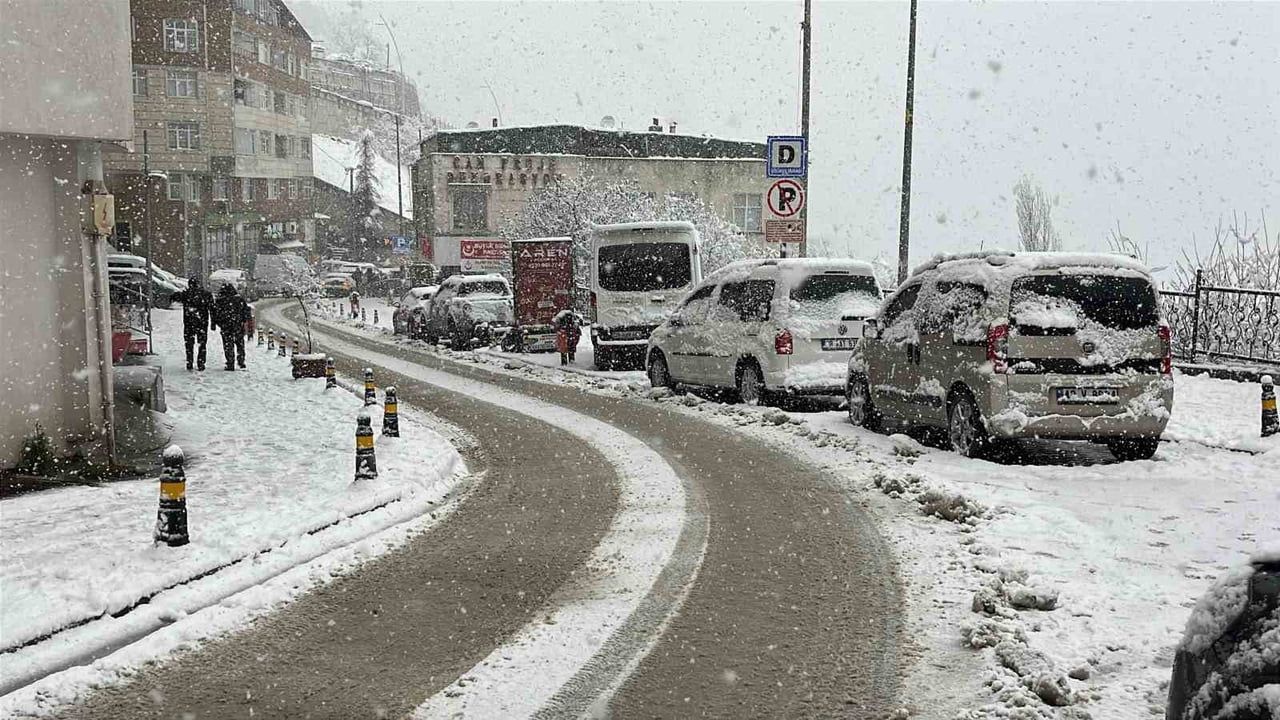 Artvin'de Kar Yağışı Etkisini Sürdürüyor: Şehir Merkezi Beyaza Büründü