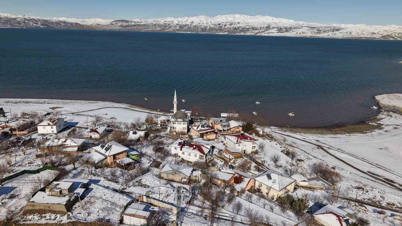Aşağı İçme Köyü'nde Keban Barajı'nın Mavi-Beyaz Manzarası
