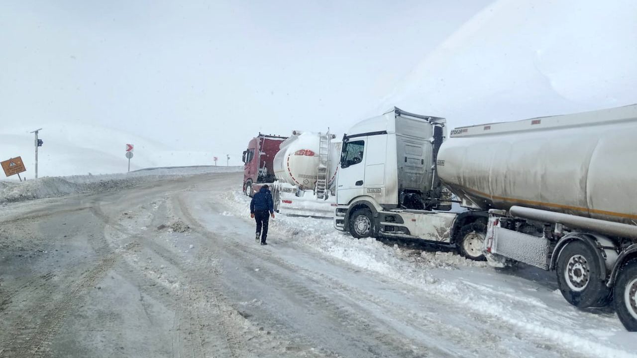 Aşkale-Bayburt Yolu Çığ Nedeniyle Tamamen Trafiğe Kapandı