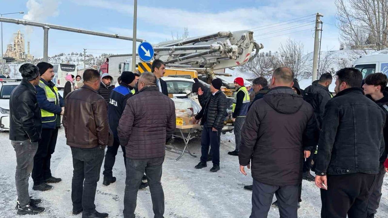 Aşkale Belediyesi, Kop Dağı Geçidi'nde Mahsur Kalanlara Sıcak İkram