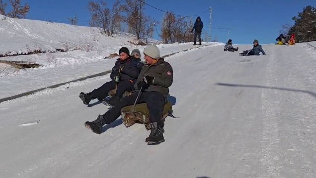 Aşkale’de -30: Çocuklar Dondurucu Havada Karda Eğlendi