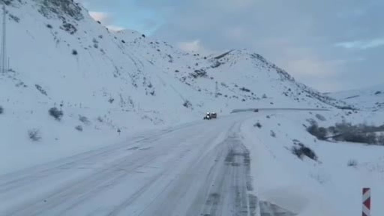 Aşkale'de Kar Durmadı: Karayolları Ekipleri Gece Gündüz Sahada