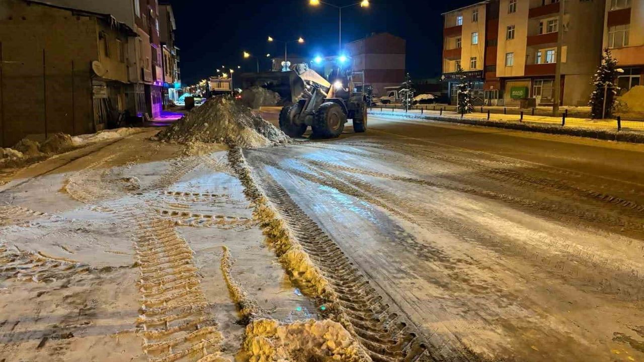 Aşkale'de Kar Temizleme: Belediye Ekipleri Sahada