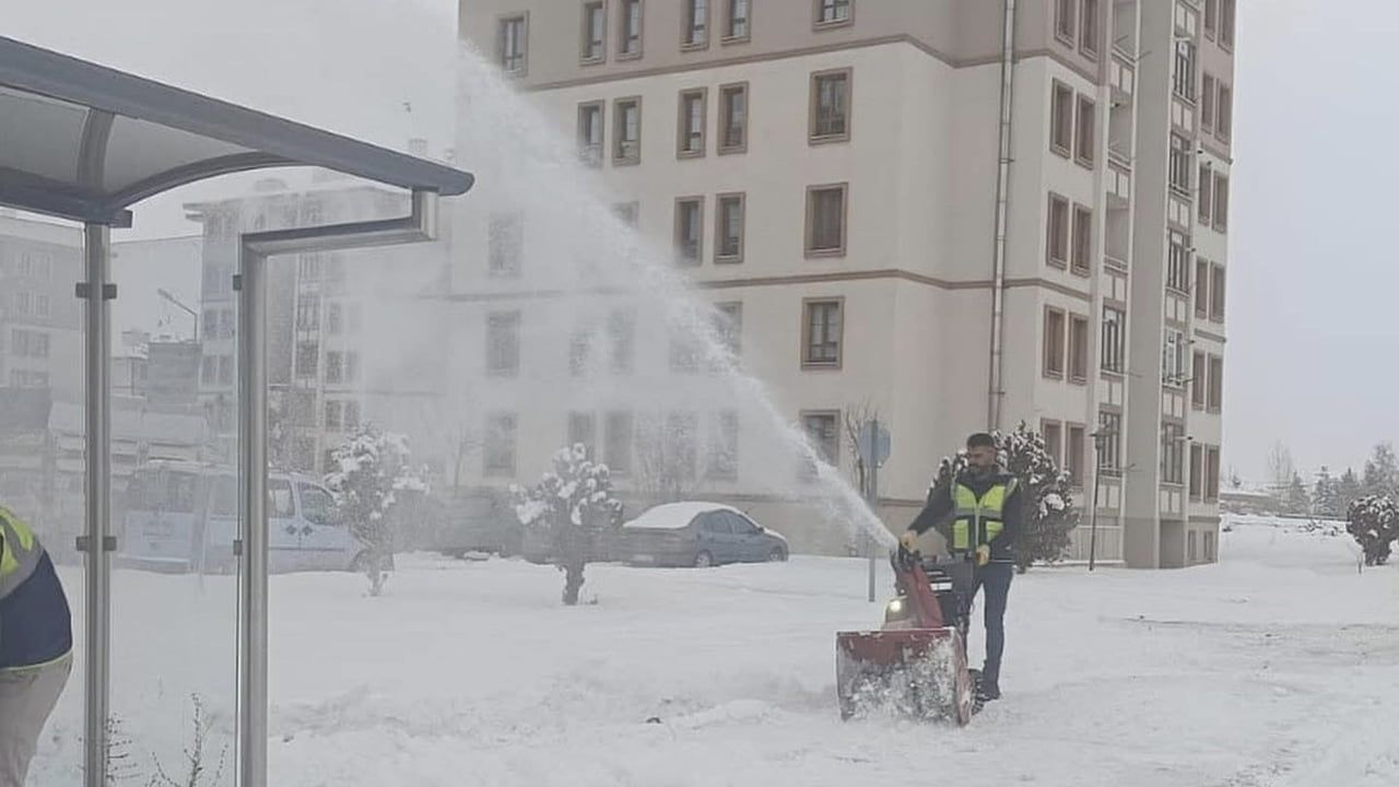 Aşkale'de Kar Temizleme Seferberliği: Belediye Ekipleri Gece Gündüz