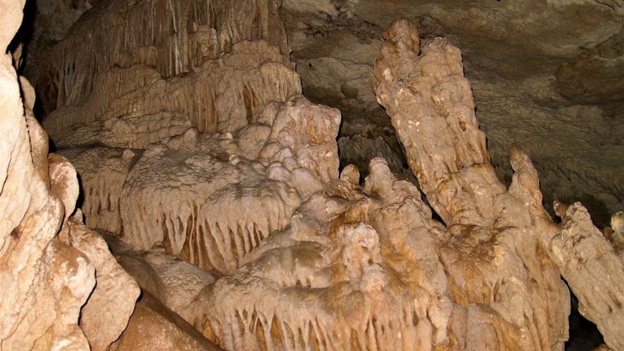Aslanlı Mağarası (Yaren) — Kuşadası'nın Yeraltı Hazinesi