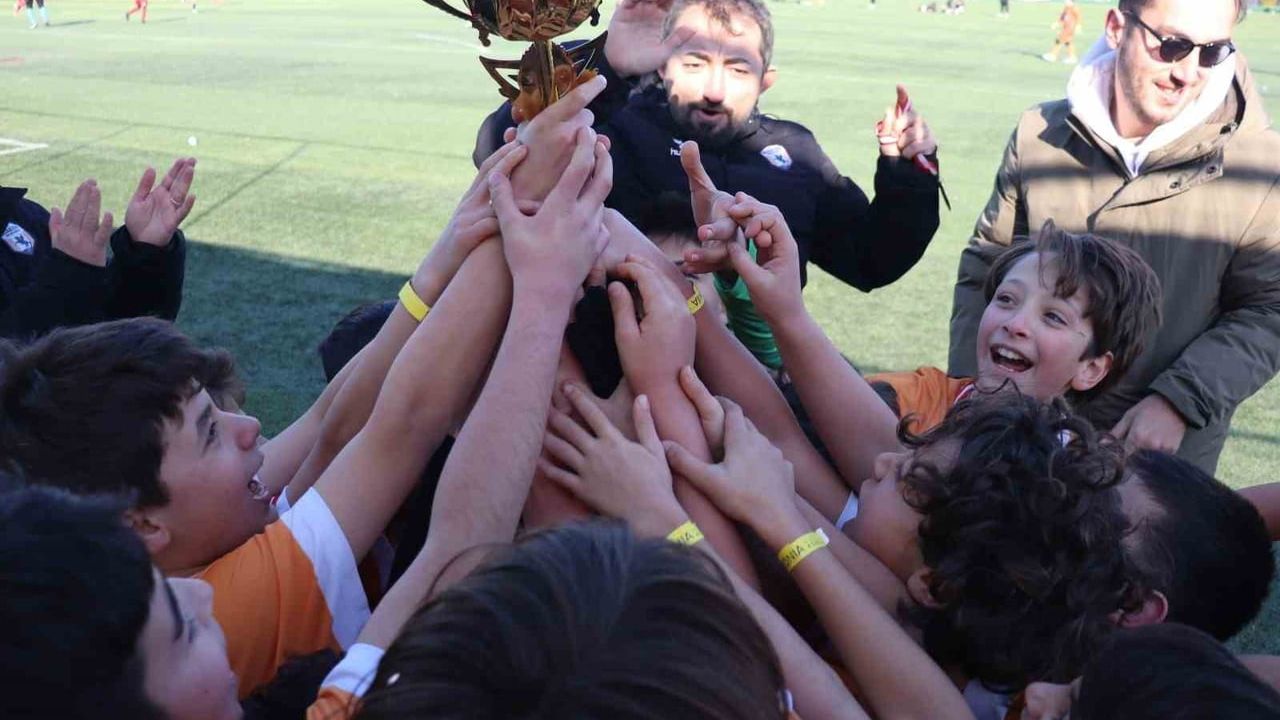 Atakum’da Şampiyonluk Coşkusu: Atakum Belediyespor Sömestr Cup’ta Gururlandırdı