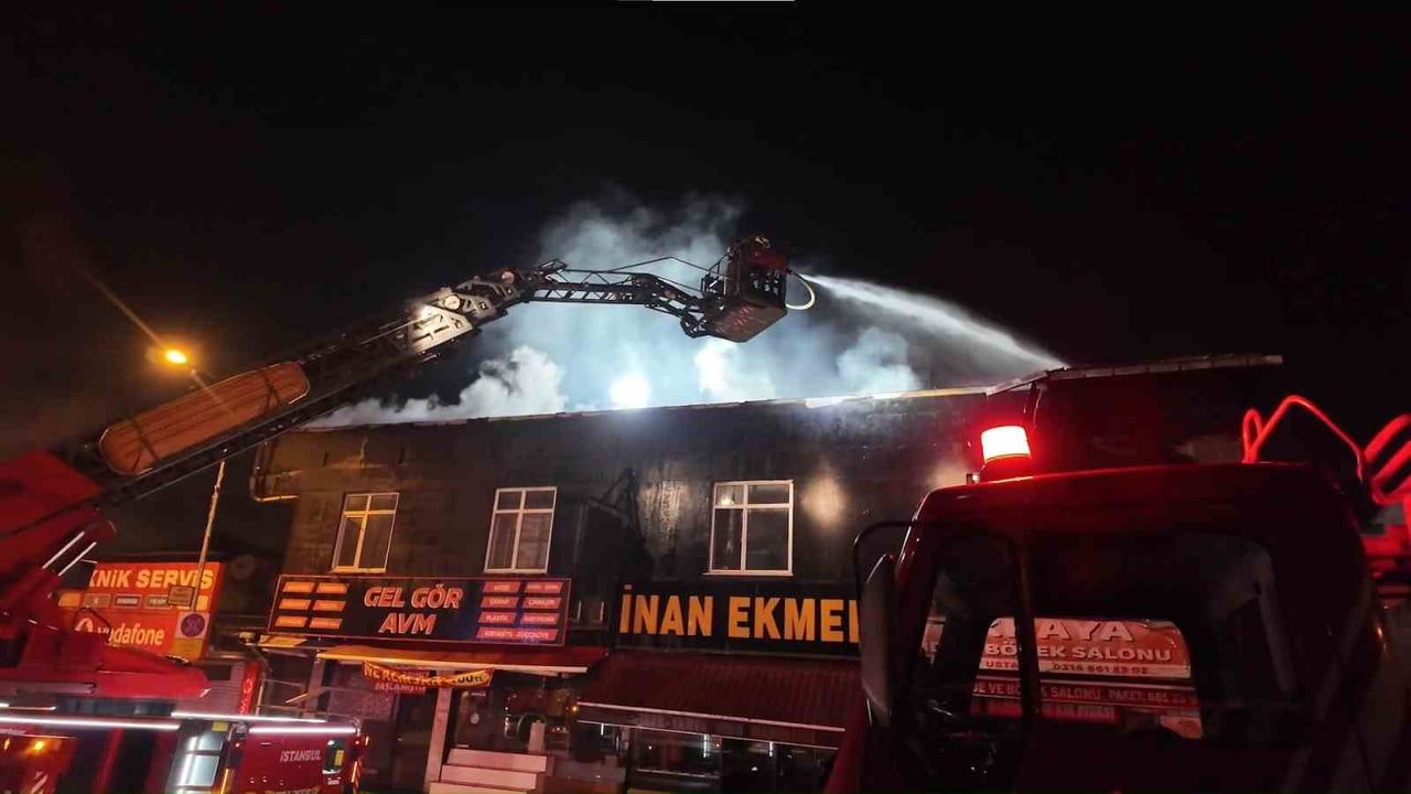 Ataşehir'de Çatıda Yangın: İtfaiye Alevleri İş Yerlerine Sıçramadan Söndürdü