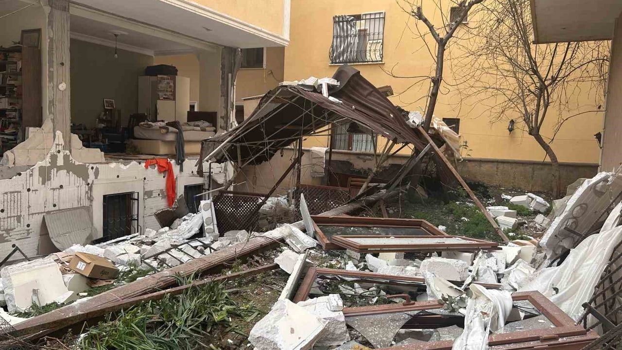 Ataşehir'de doğal gaz patlaması sokak savaş alanına döndü: 1 yaralı