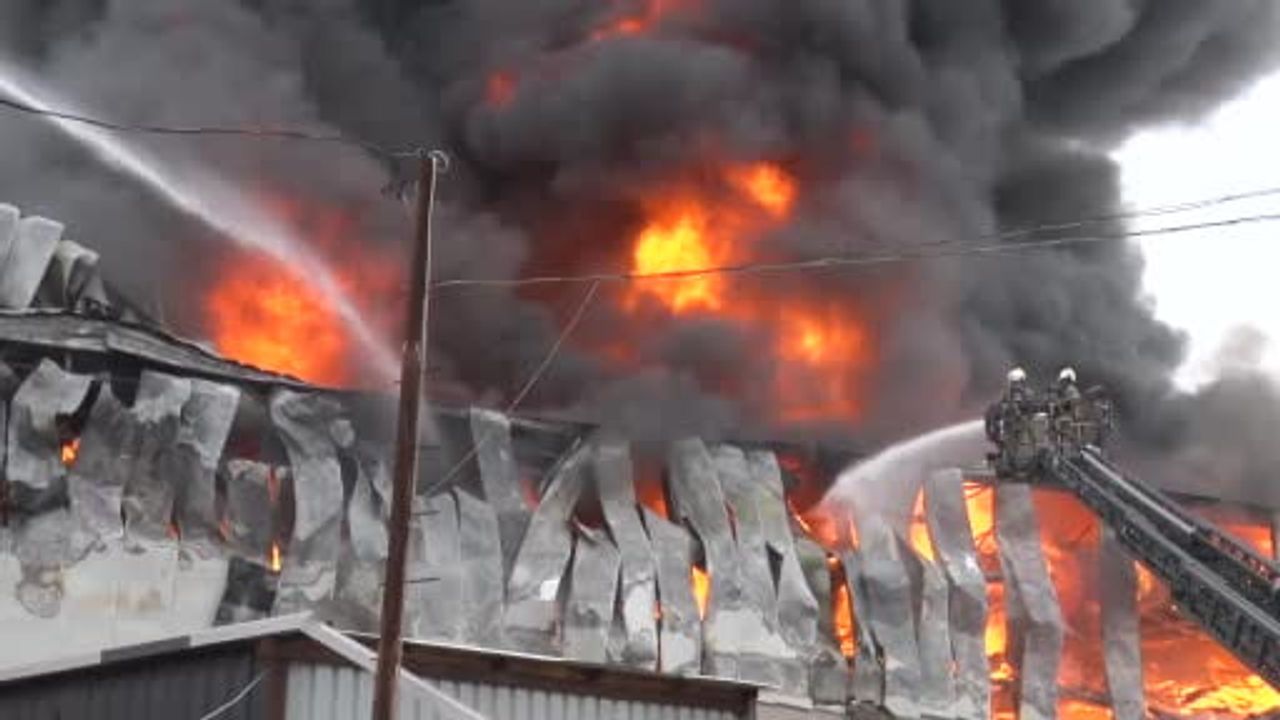 Ataşehir'de Fabrika Yangını: Ferhatpaşa'da Geniş Hasar